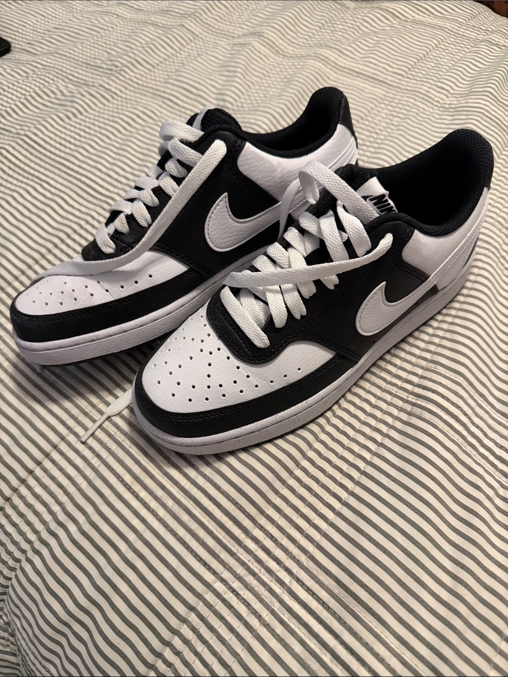 Nike womens Black and White Low-Top Sneakers
